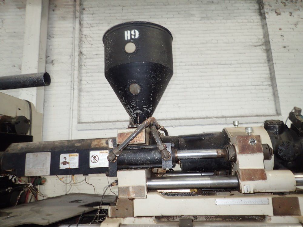 Cincinnati Milicron Injection Molder