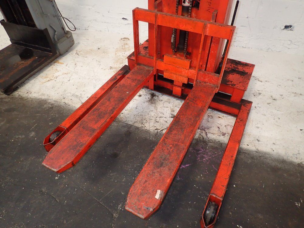 Presto/lee Enigineering Portable Hydraulic Straddle Lift