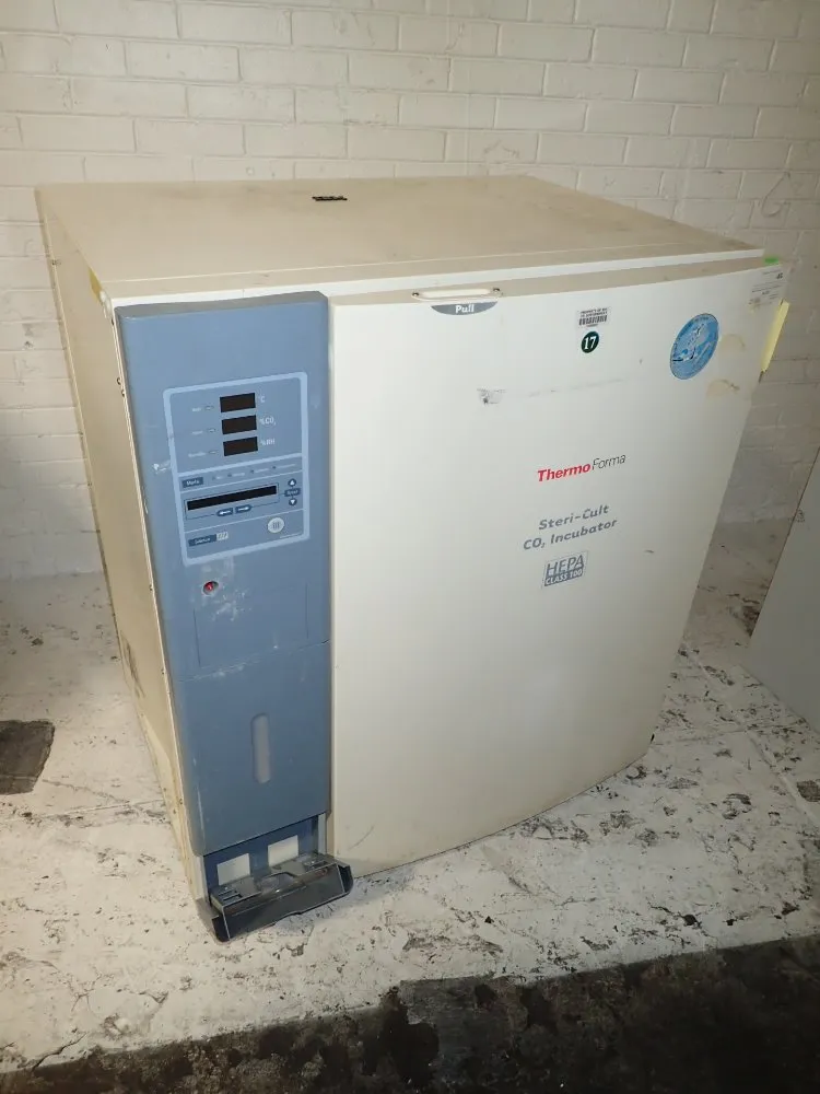 Thermo Forma 21"x18"x28" Co2 Incubator - 3307