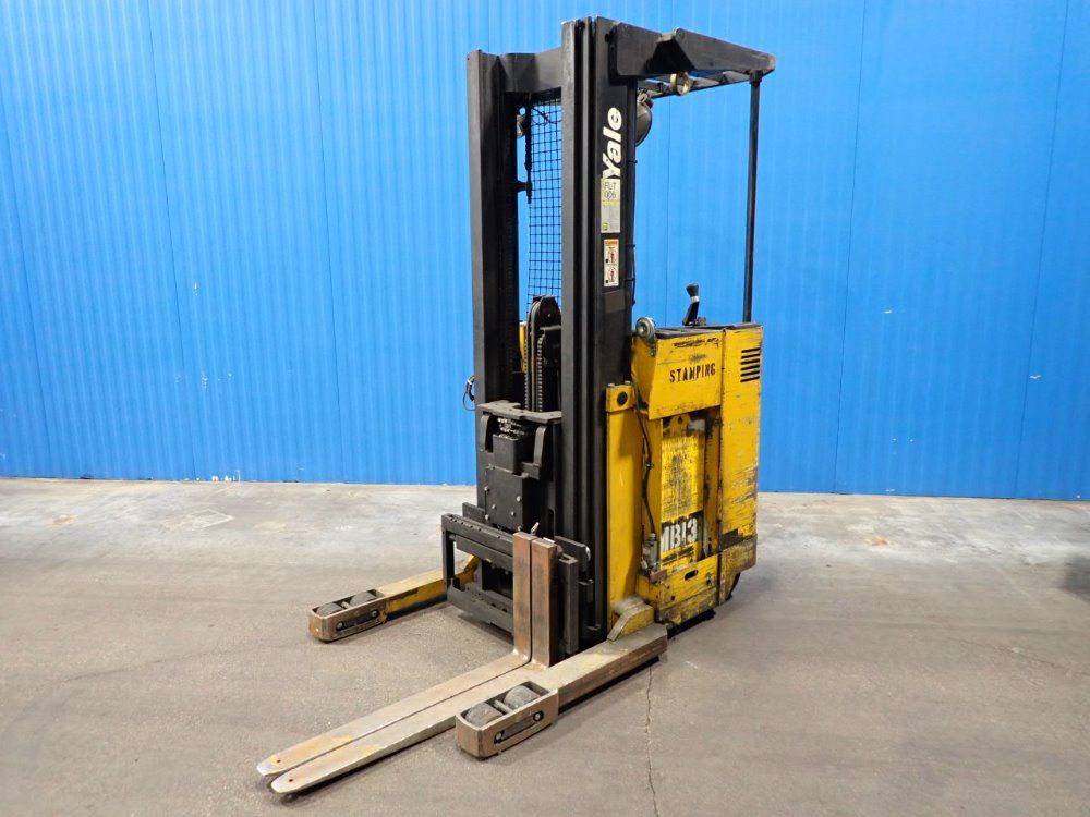 Yale Electric Straddle Lift