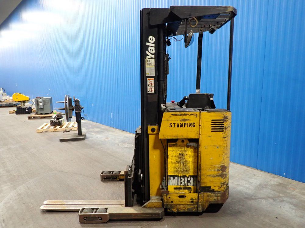 Yale Electric Straddle Lift