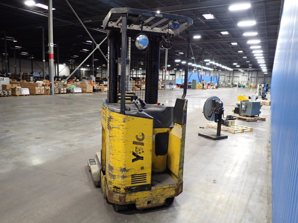 Yale Electric Straddle Lift