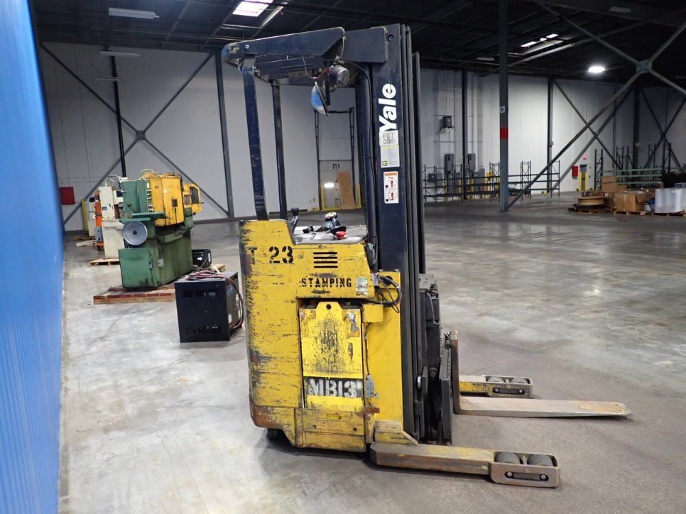 Yale Electric Straddle Lift