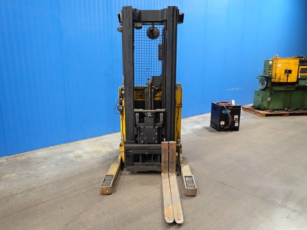 Yale Electric Straddle Lift