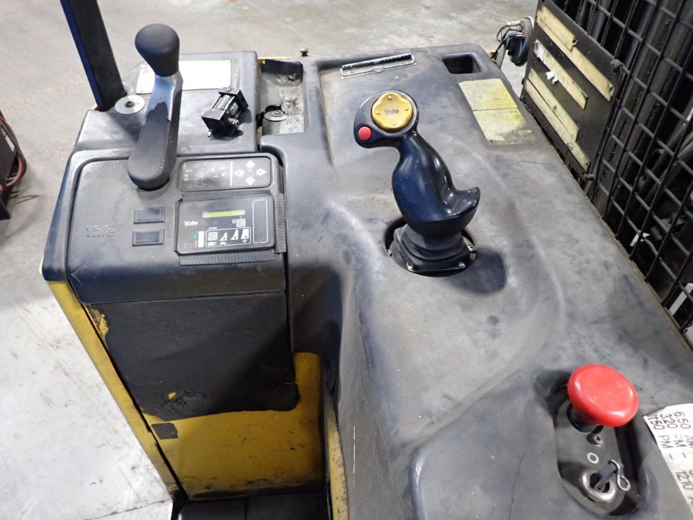 Yale Electric Straddle Lift