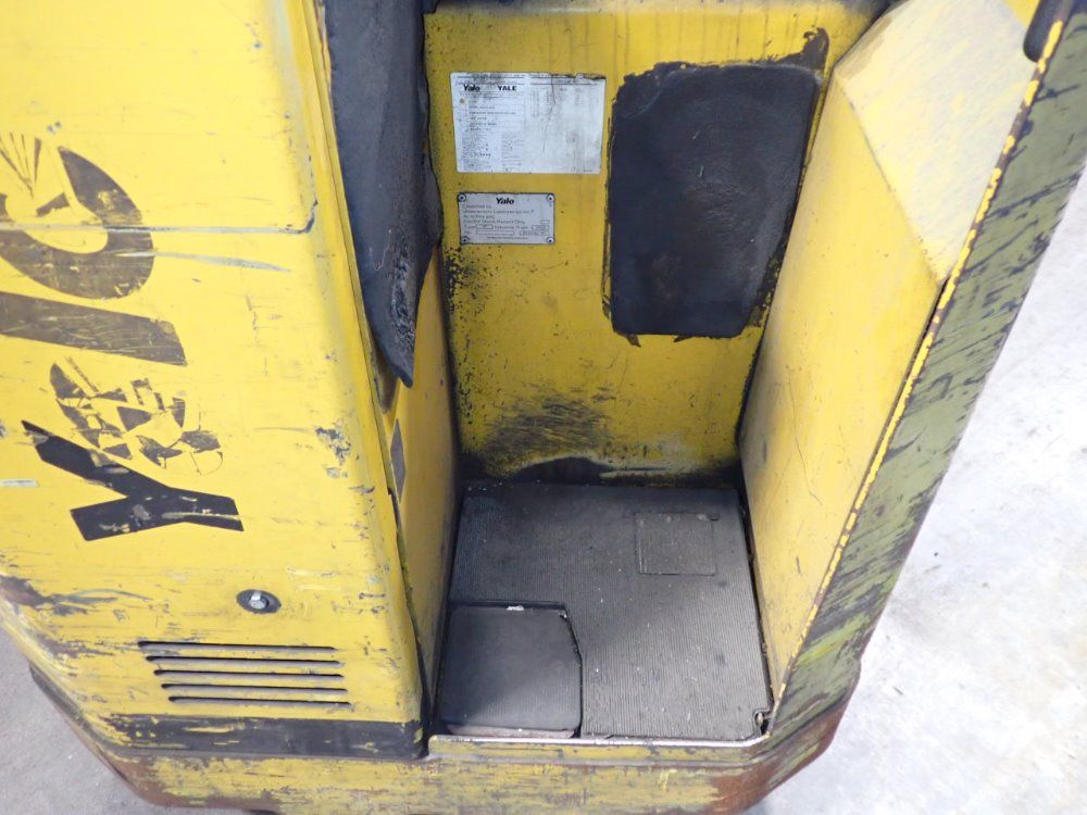 Yale Electric Straddle Lift