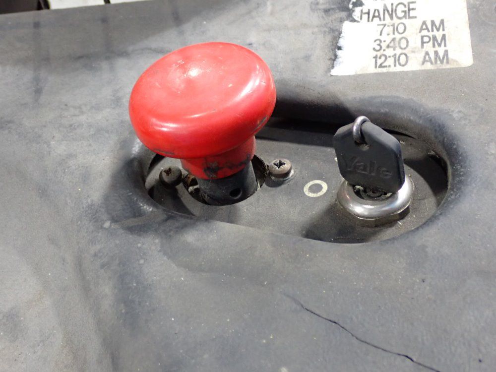 Yale Electric Straddle Lift