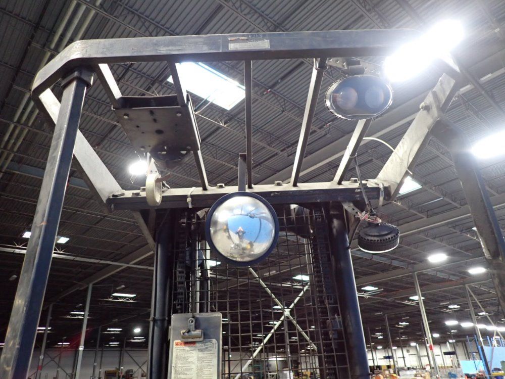 Yale Electric Straddle Lift