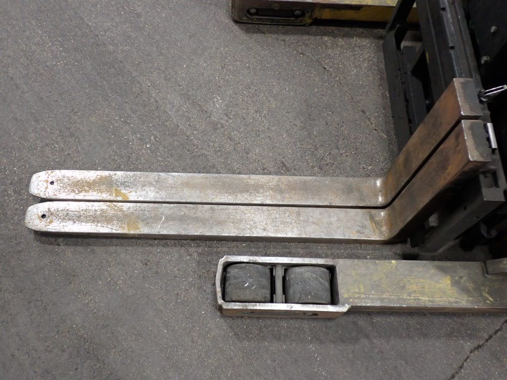 Yale Electric Straddle Lift