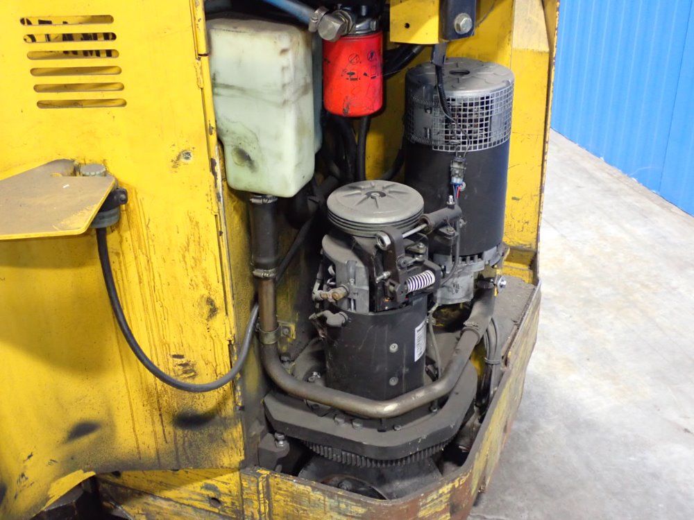 Yale Electric Straddle Lift