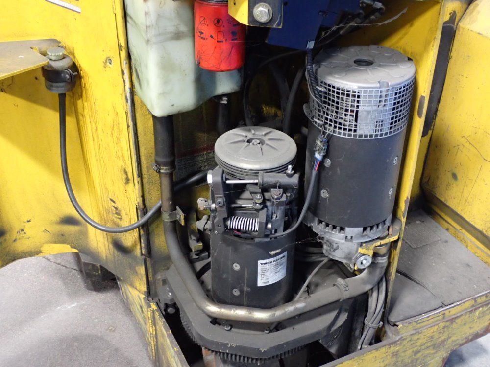 Yale Electric Straddle Lift