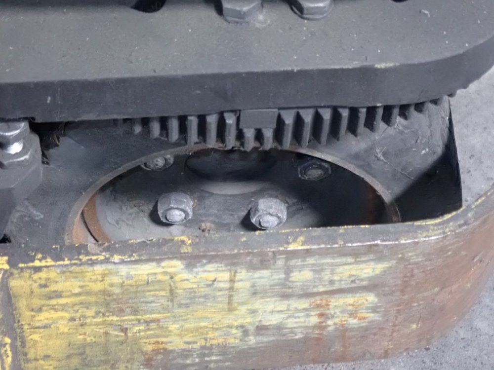 Yale Electric Straddle Lift