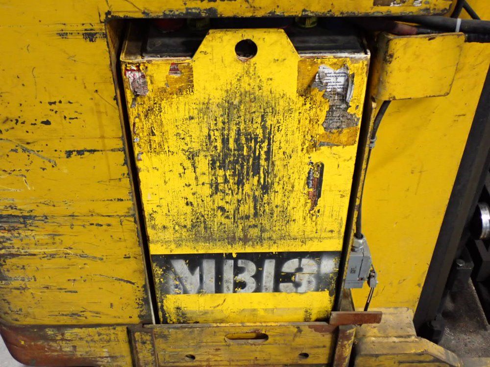 Yale Electric Straddle Lift