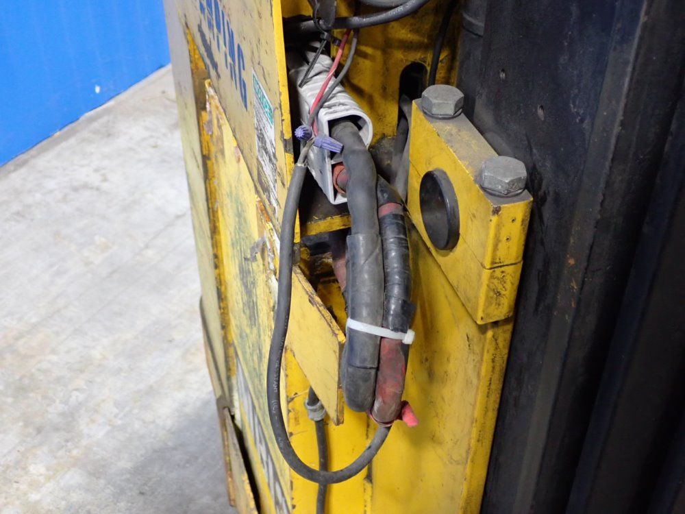 Yale Electric Straddle Lift