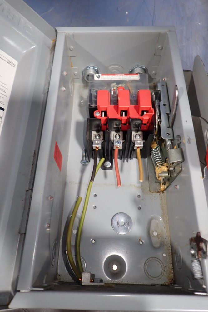 Siemens 30 Amp/600 Vac/600vdc Fusible Disconnect - Nema Type 1