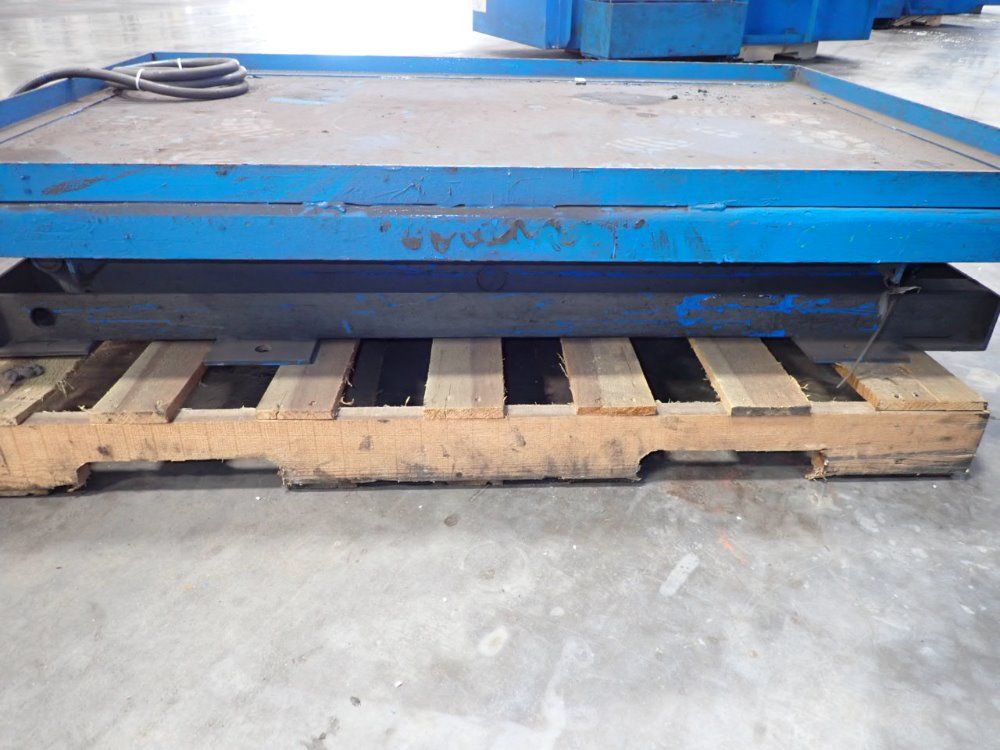 N/a 52" X 36" Table Pneumatic Lift Table