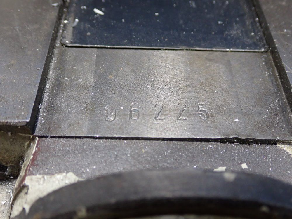 Grizzly 9 Spd, 240-2760rpm Spindle Speed, 26"x6" Plate Vertical Milling Machine - G3103