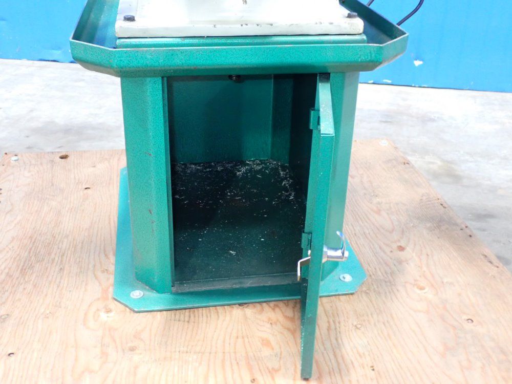 Grizzly 9 Spd, 240-2760rpm Spindle Speed, 26"x6" Plate Vertical Milling Machine - G3103