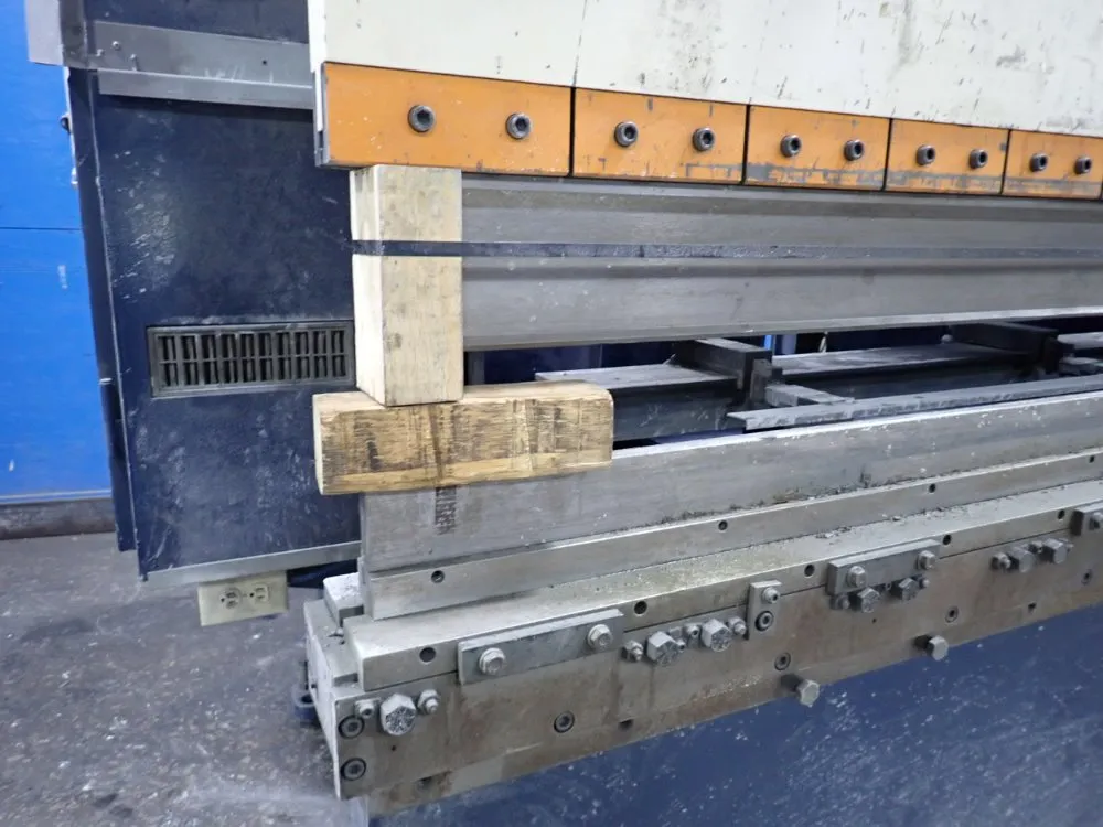 Komatsu 122" X 176 Ton 1994 Komatsu Phs 160x310 Press Brake - Phs 160x310