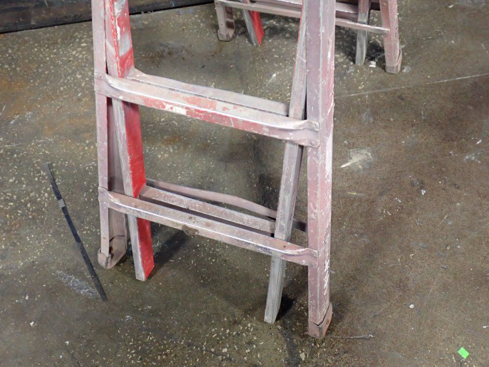 8 Steps / 300 Lbs Ladder