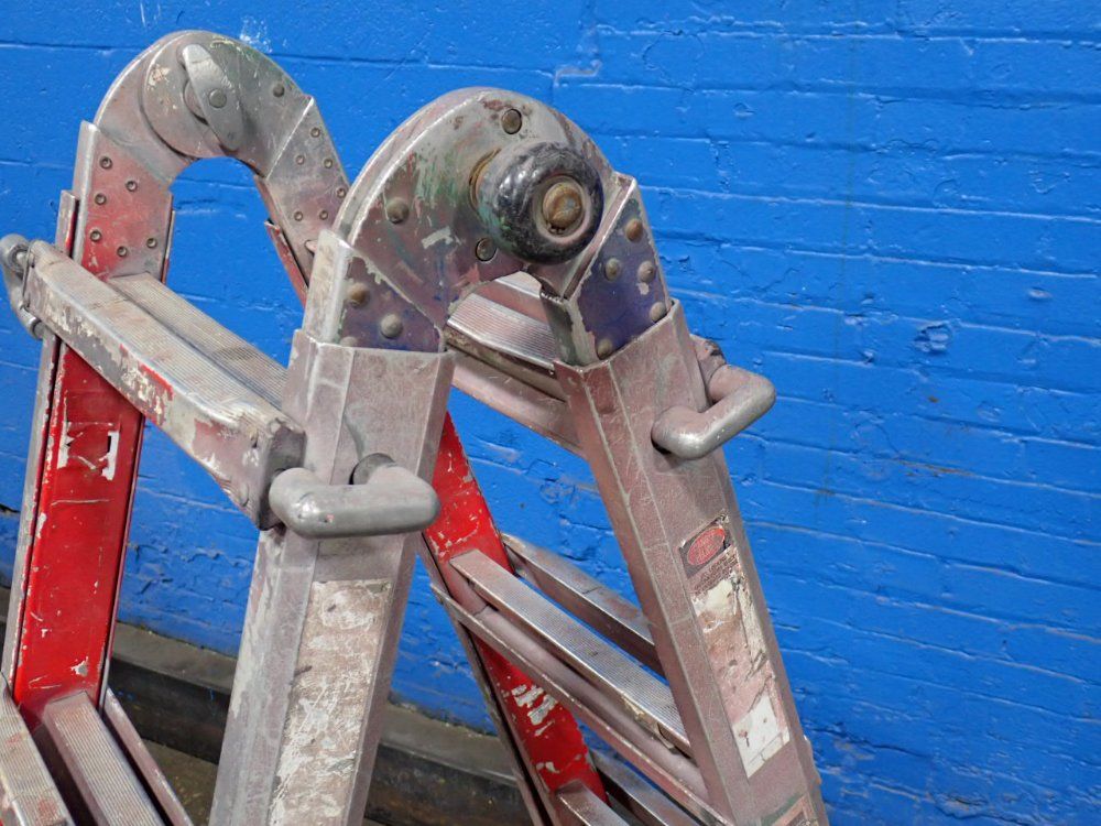 8 Steps / 300 Lbs Ladder