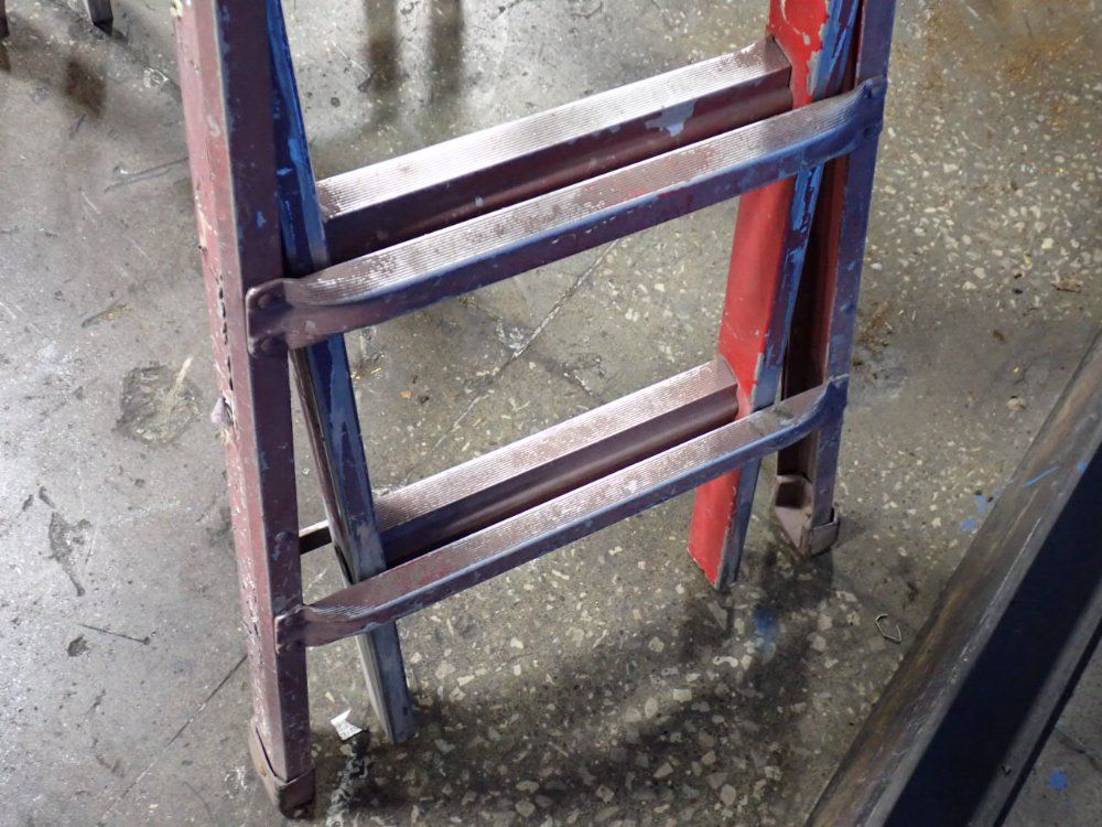 8 Steps / 300 Lbs Ladder