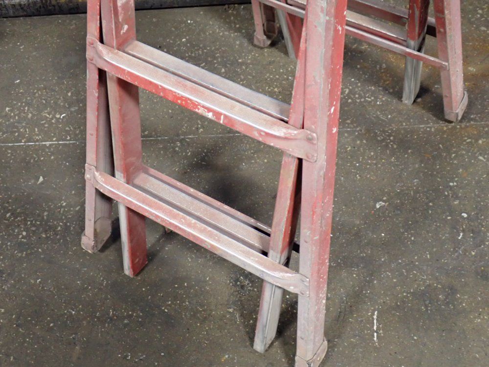 8 Steps / 300 Lbs Ladder