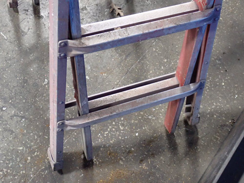 8 Steps / 300 Lbs Ladder