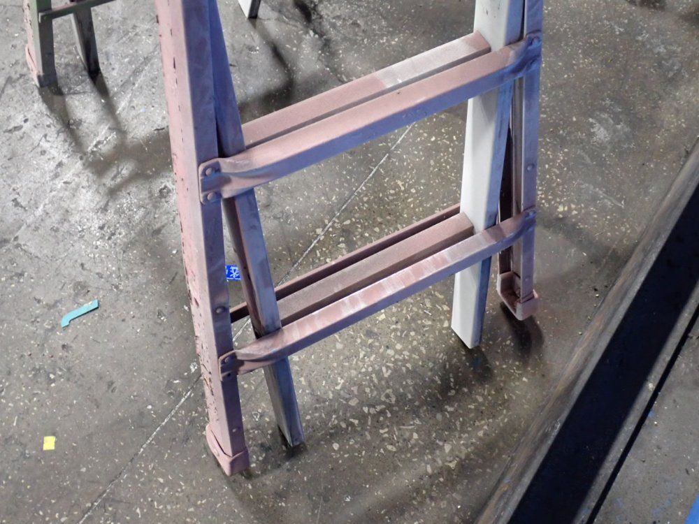 8 Steps / 300 Lbs Ladder