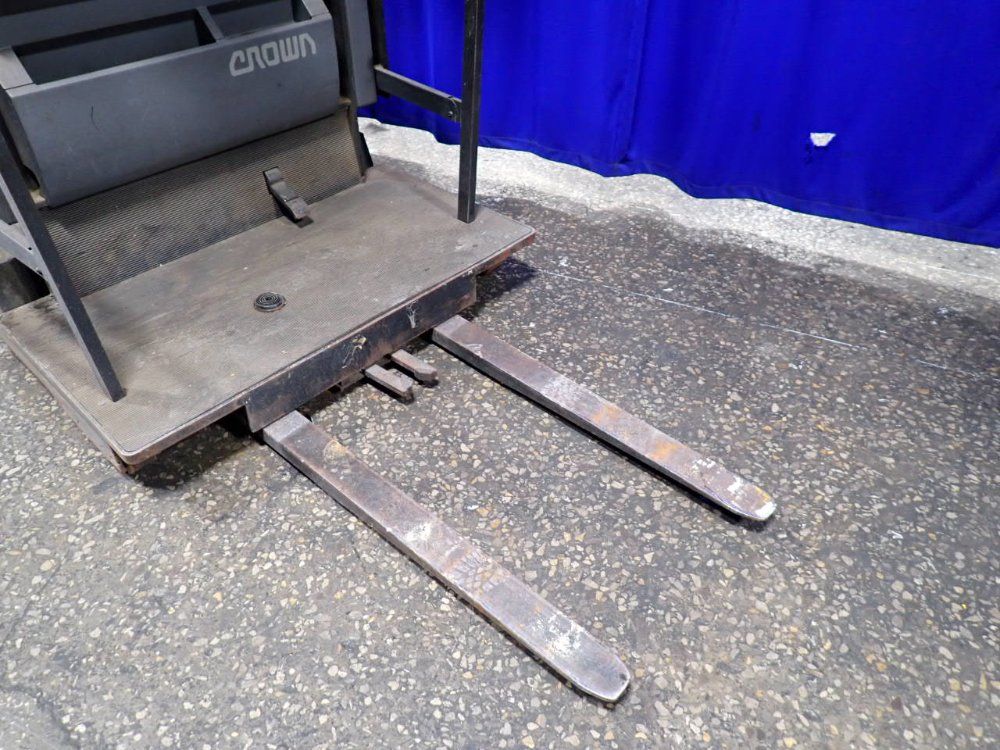 Crown 3,000 Lbs Electric Stand Up Forklift - Sp3020-30