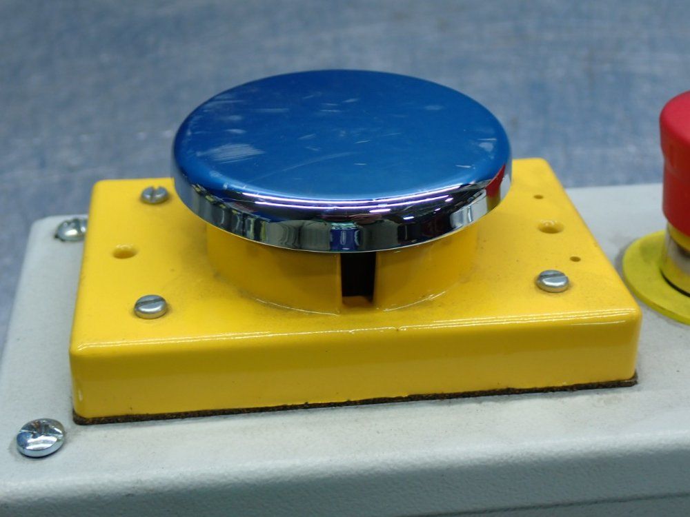 Allen Bradley Palm Operated Push Button Switch - 800p-f2cav