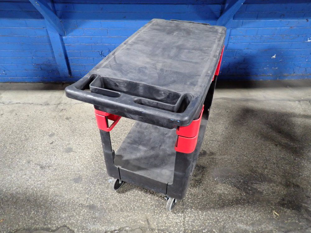 Rubbermaid 30" X 19" X 32" Cart