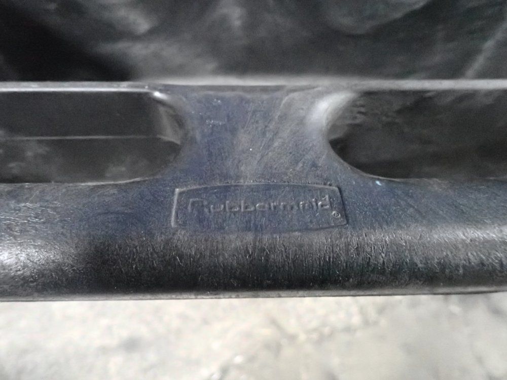 Rubbermaid 30" X 19" X 32" Cart