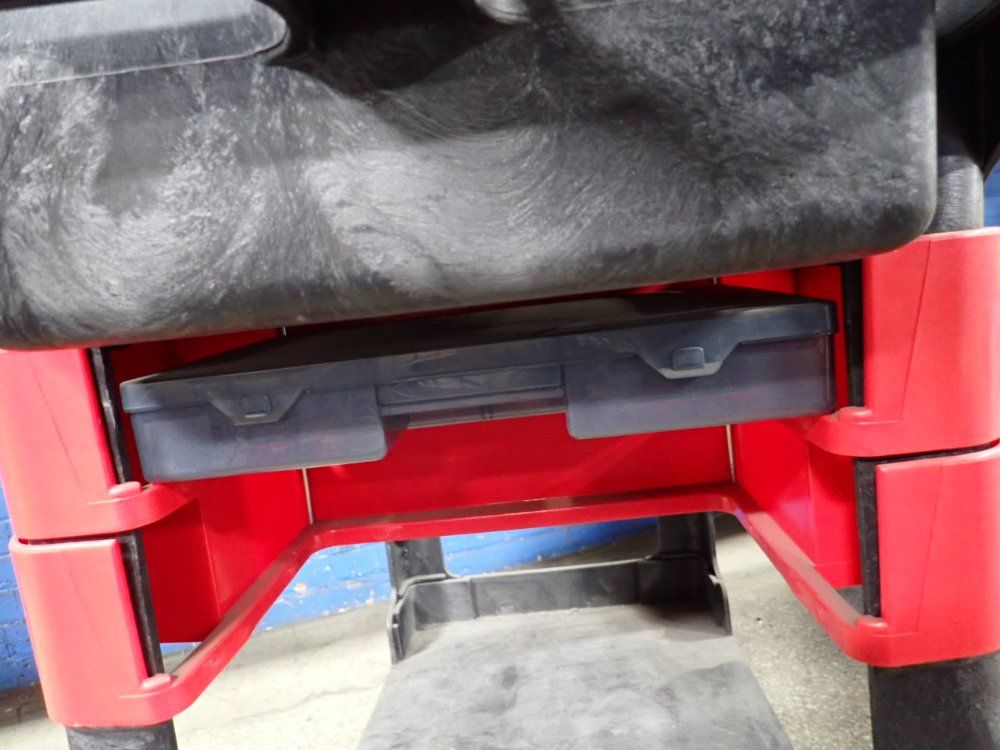 Rubbermaid 30" X 19" X 32" Cart