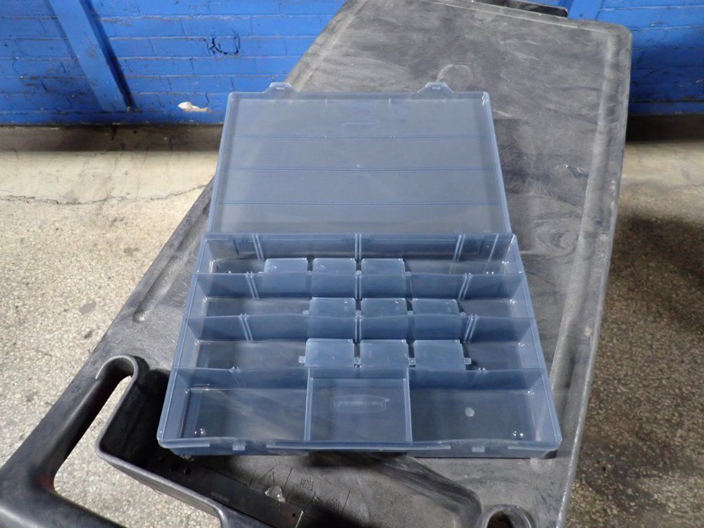 Rubbermaid 30" X 19" X 32" Cart