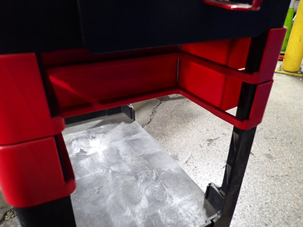 Rubbermaid 30" X 19" X 32" Cart