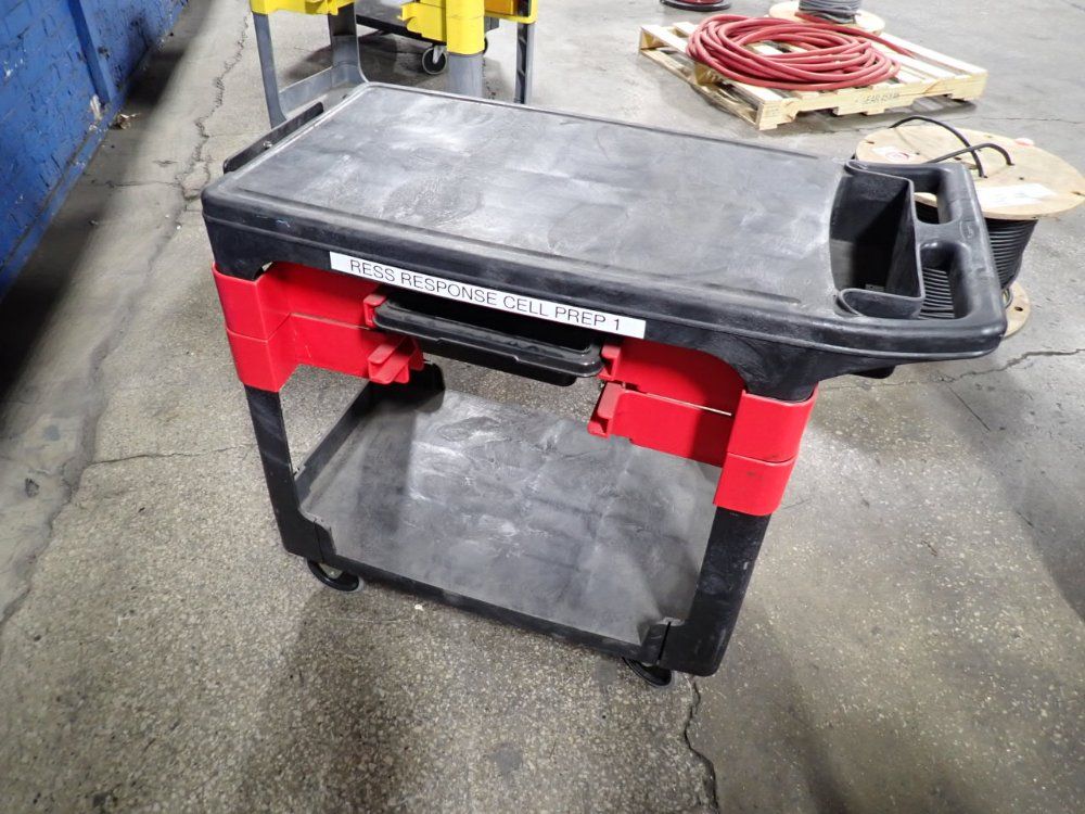Rubbermaid 30" X 19" X 32" Cart