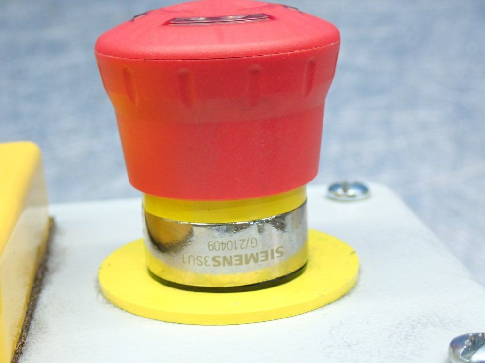 Allen Bradley 800p-series Palm Operated Push Button With Enclosure - 800p-f2cav