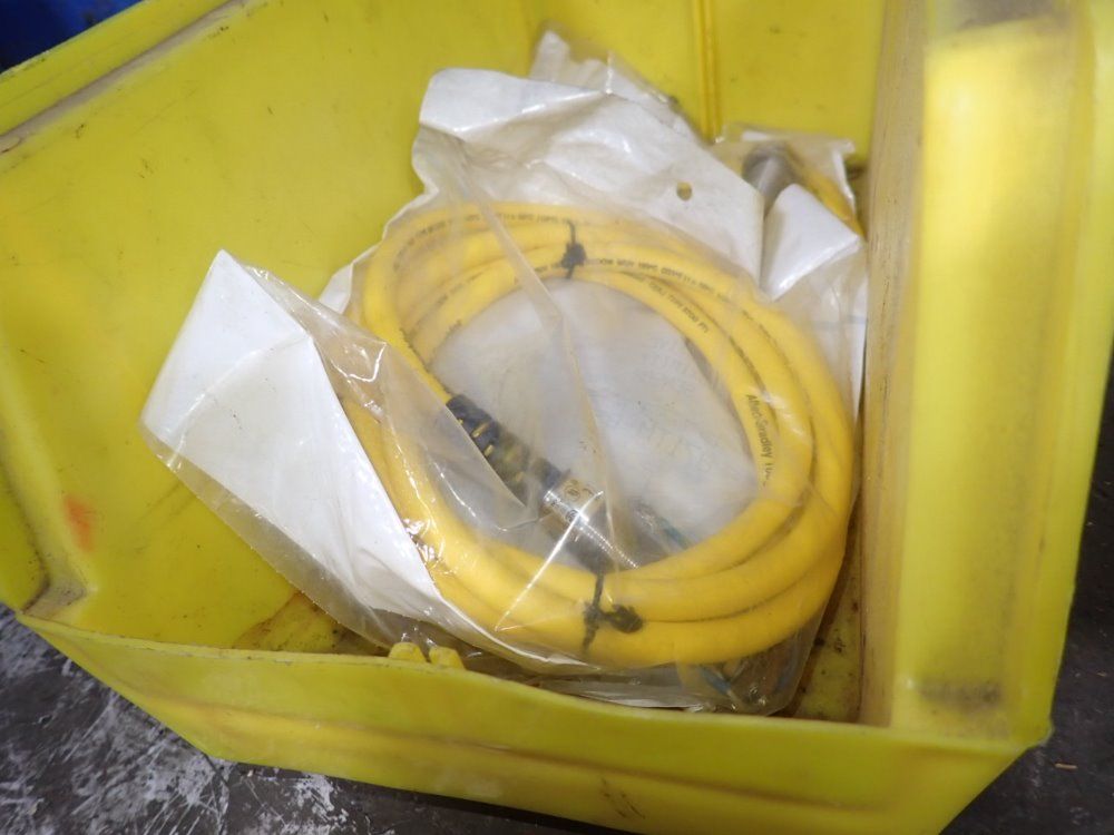 Allen Bradley Inductive Proximity Sensors - 871tm-b5n18-h2