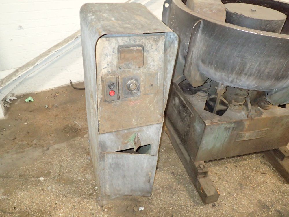 Ultramatic Vibratory Finisher