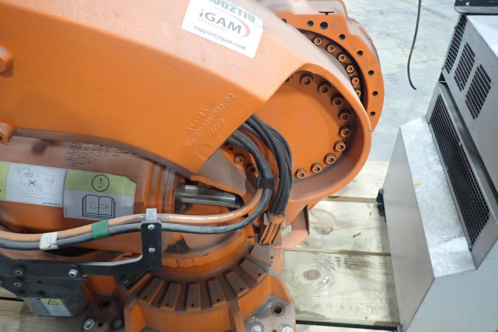 Abb 16 Amp Robot/controller - Aa002119