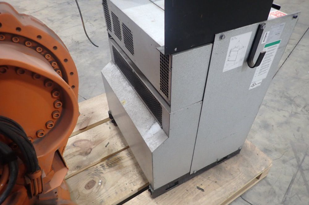 Abb 16 Amp Robot/controller - Aa002119