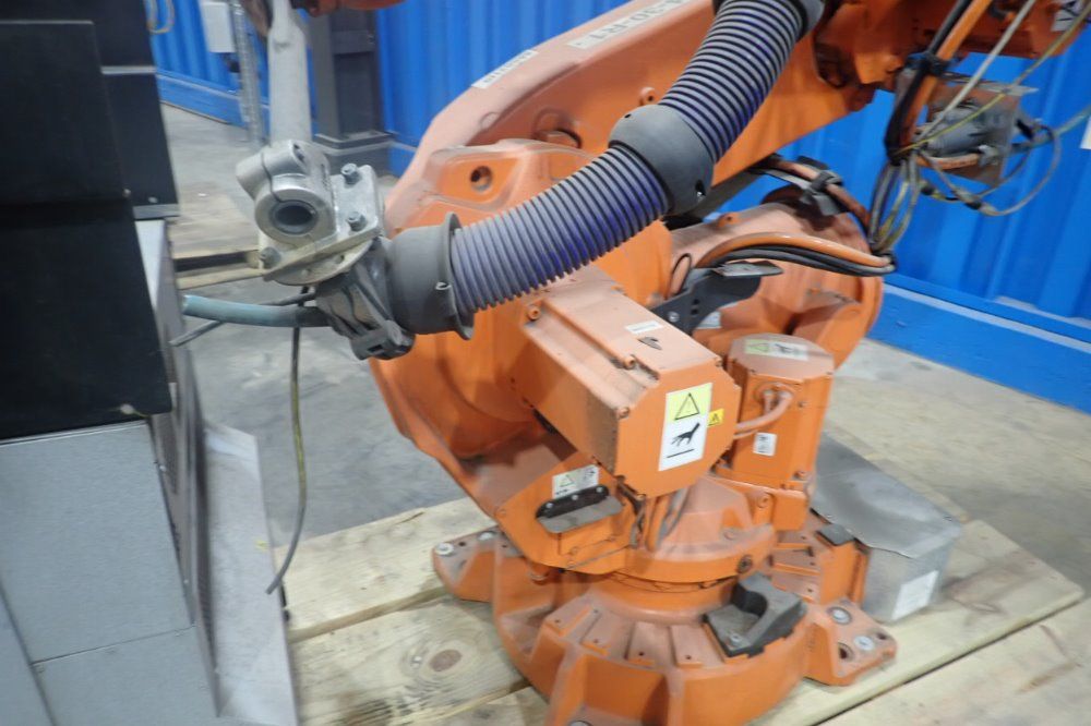 Abb 16 Amp Robot/controller - Aa002119