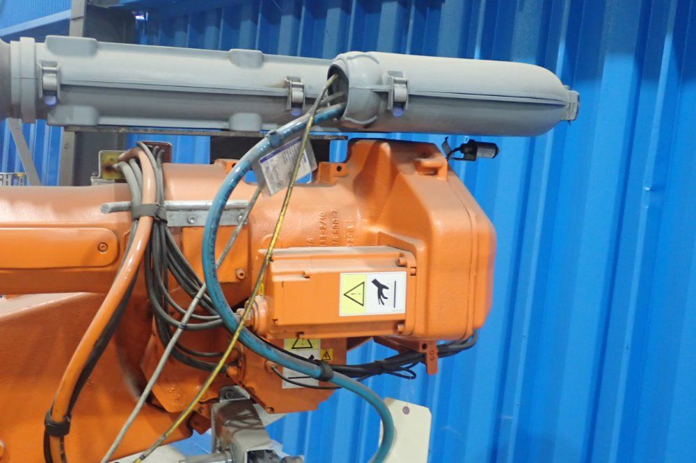 Abb 16 Amp Robot/controller - Aa002119