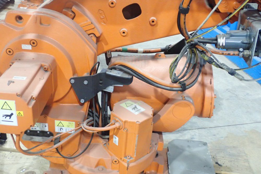 Abb 16 Amp Robot/controller - Aa002119