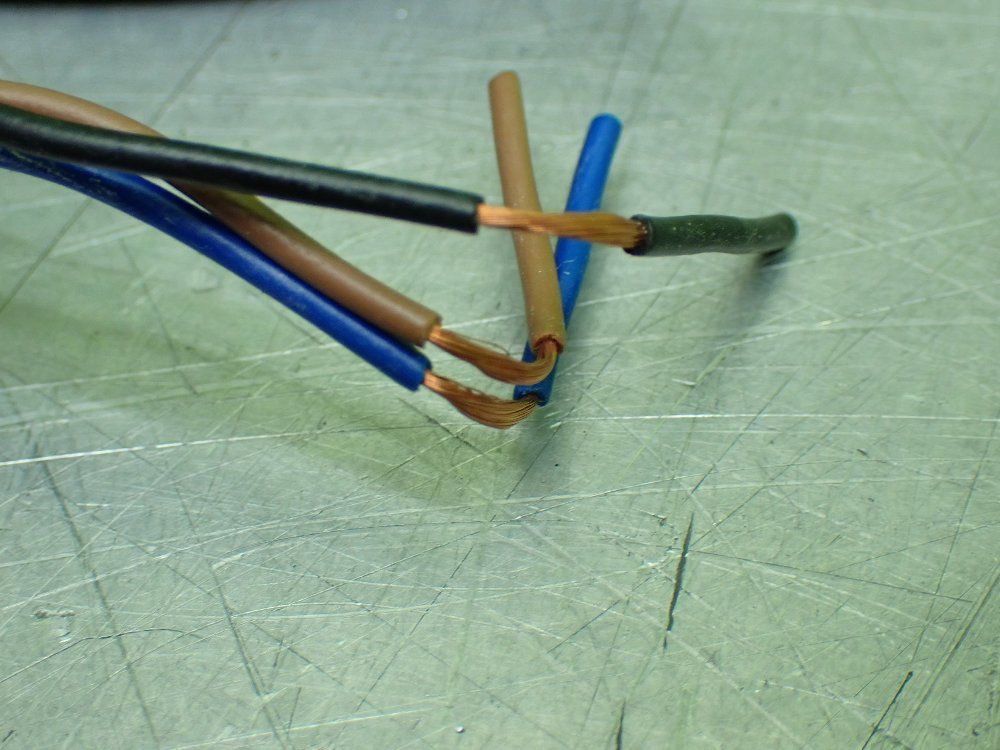 Omron Proximity Switch. - E2ev-x2c1