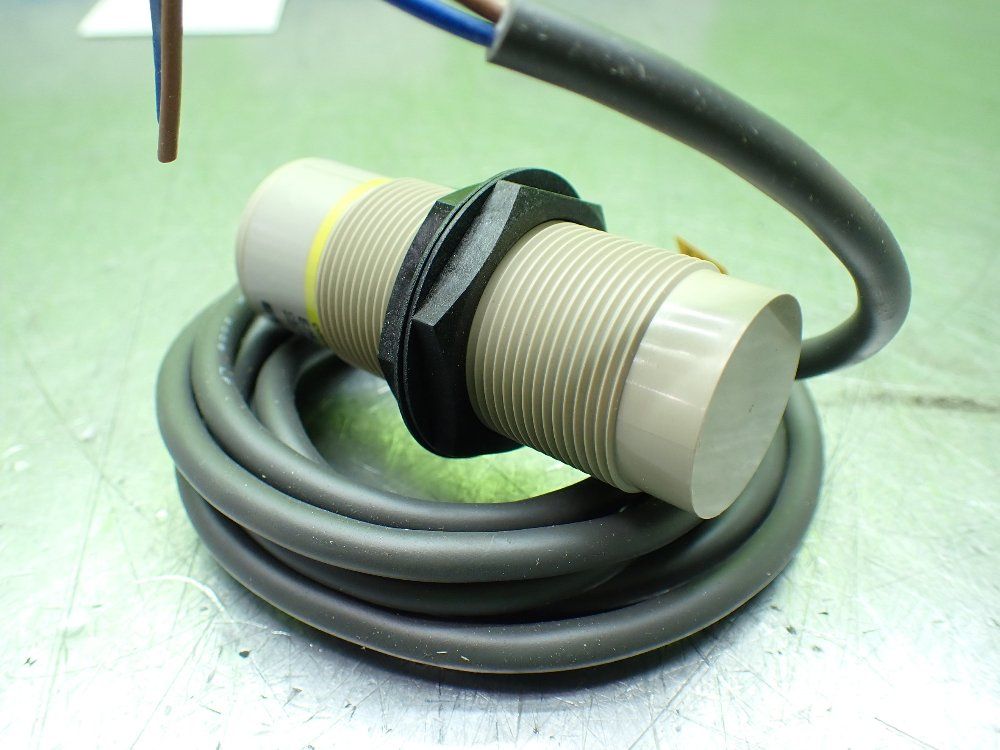 Omron Capacitive Proximity Switches. Lot Of 3 - E2k-x15my1