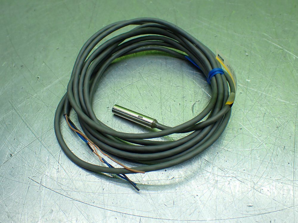 Omron Proximity Switches. Lot Of 2 - E2e-c1c1