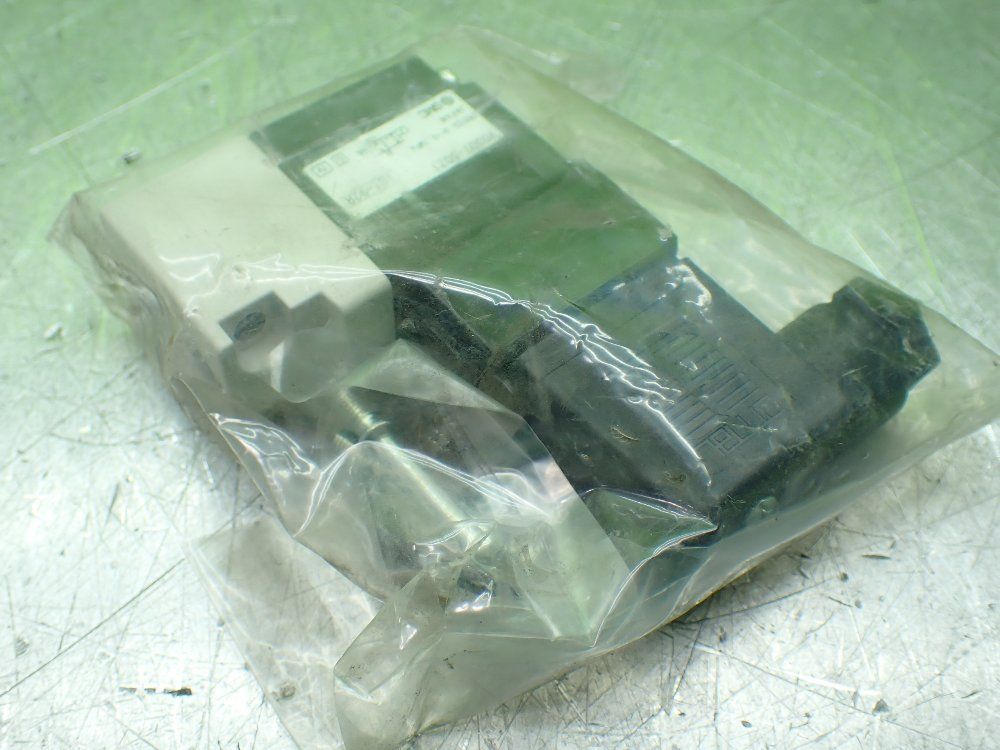 Smc Pneumatic Solenoid Valves. Lot Of 3 - Vo307-5dz1