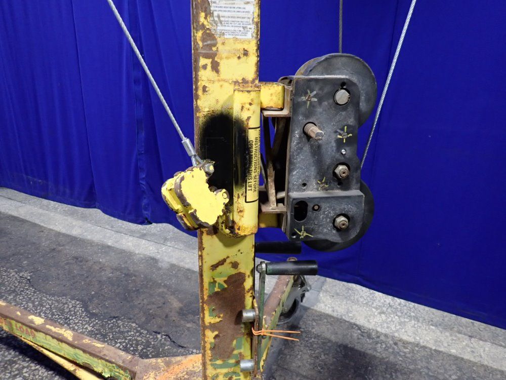 Sumner Manufacturing Co 1500 Lbs Roust-a-bout Lift - R-250